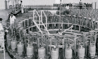 1966 में फिलिंग शेड में भरे जा रहे एलपीजी सिलेंडर
