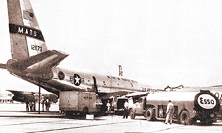 1963 में एस्सो द्वारा अमेरिकी सैन्य परिवहन सेवा में ईंधन भराई